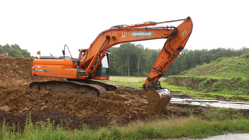 Graafmachine verwijdert teeltaardelaag voor natuur.