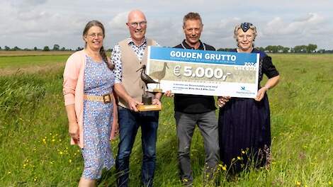 Winnaars Gouden Grutto Wicher Hoeve links, Willem Courtz rechts met hun vrouwen.