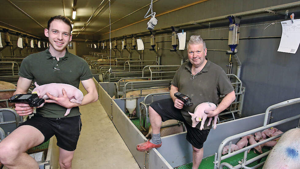 Pieter Post met Klaas Mijnheer in de kraamstal.