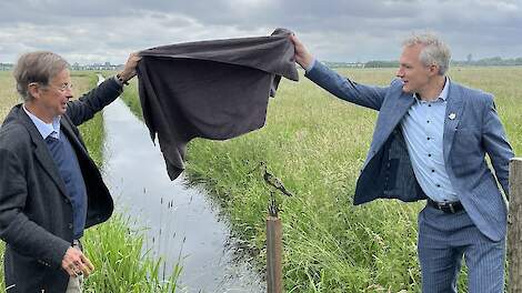 Jan Jaap de Graeff, oud-bestuurslid van stichting Twickel (links) en Berend Potjer, gedeputeerde Natuur.