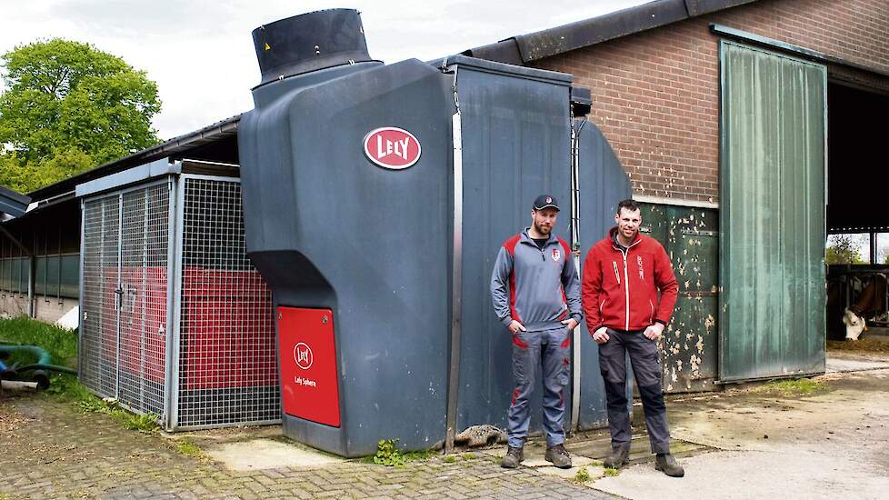 De broers Frank (l) en Mark (r) zien toekomst in het ouderlijk melkveebedrijf.