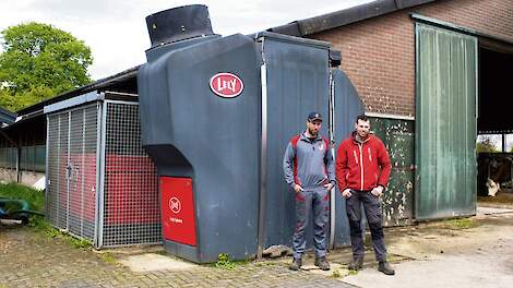 De broers Frank (l) en Mark (r) zien toekomst in het ouderlijk melkveebedrijf.