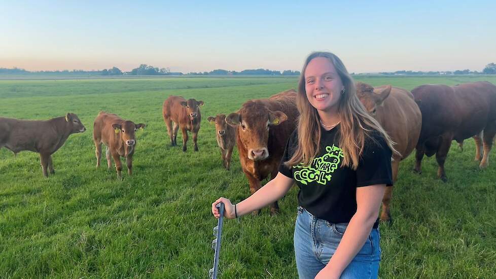 Iris Hoogerbrugge in het BIG Challenge Cows are Cool shirt op het ouderlijk bedrijf in Rotterdam