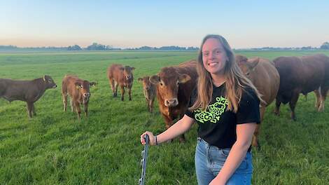 Iris Hoogerbrugge in het BIG Challenge Cows are Cool shirt op het ouderlijk bedrijf in Rotterdam