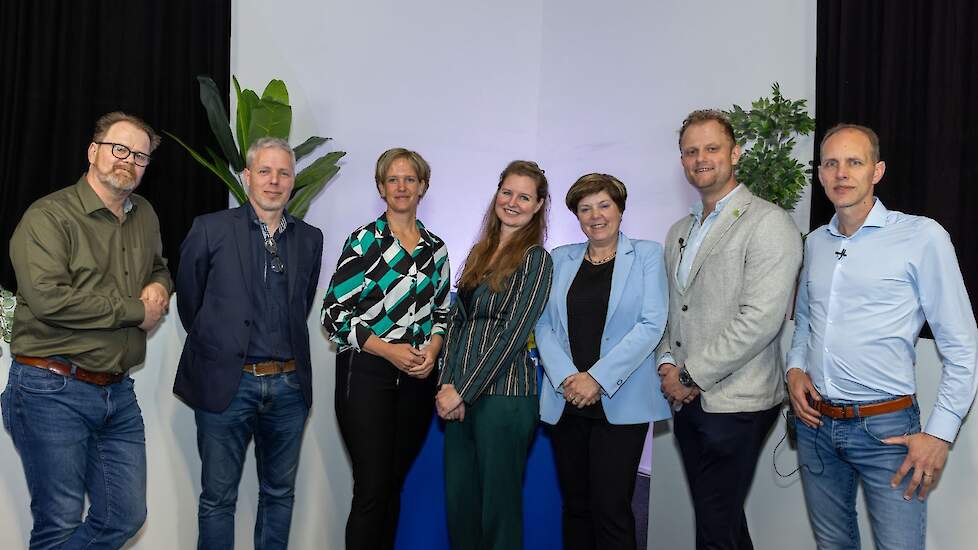 Van links naar rechts: presentator Reinout Burgers (Agrio), Bart-Jan Oplaat (NVP), Linda Verriet (POV), Lara Sibbing (GroenLinks-PvdA), Willemien Koning (CDA), Sander Smit (BBB) en presentator Robert Ellenkamp (Agrio).