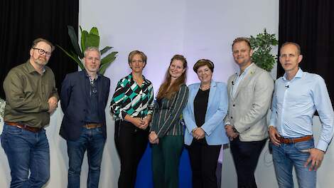 Van links naar rechts: presentator Reinout Burgers (Agrio), Bart-Jan Oplaat (NVP), Linda Verriet (POV), Lara Sibbing (GroenLinks-PvdA), Willemien Koning (CDA), Sander Smit (BBB) en presentator Robert Ellenkamp (Agrio).