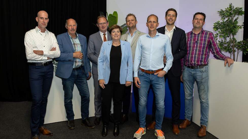 Van links naar rechts: presentator Stefan Buning (Agrio), Jan Aantjes (DBB), Bert-Jan Ruissen (SGP), Willemien Koning (CDA), Sander Smit (BBB), presentator Robert Ellenkamp (Agrio), Bart Millenaar (VVD) en Harmen Endendijk (NMV).