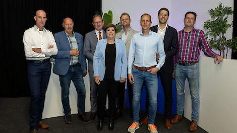 Van links naar rechts: presentator Stefan Buning (Agrio), Jan Aantjes (DBB), Bert-Jan Ruissen (SGP), Willemien Koning (CDA), Sander Smit (BBB), presentator Robert Ellenkamp (Agrio), Bart Millenaar (VVD) en Harmen Endendijk (NMV).