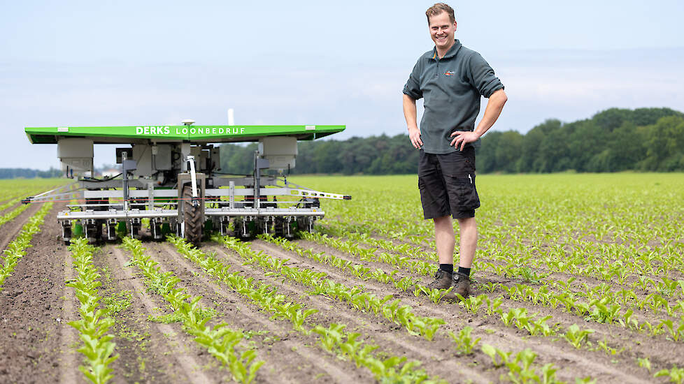 Derks laat de gewassen in diamantverband zaaien, zodat alle planten evenveel zonlicht krijgen.