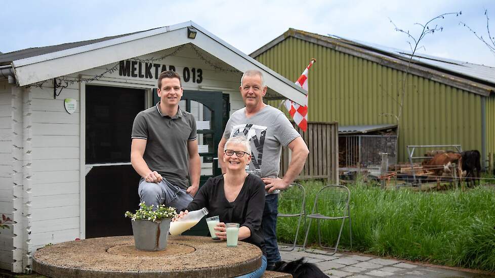 Jack en Anita Swolfs met hun jongste zoon Jari bij hun melktap. Een initiatief dat aansluit bij verdere verduurzaming op het platteland.