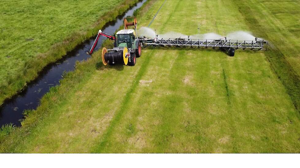 Jan Graveland in actie met het door hem zelf bedachte en door het mechanisatiebedrijf ontwikkelde systeem van bovengronds mest uitrijden. In één werkgang wordt de met water verdunde mest via een sleepslang verdeeld én wordt er water, dat al rijdend uit de