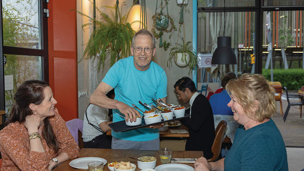 Frank Loef serveert uit in zijn restaurant.