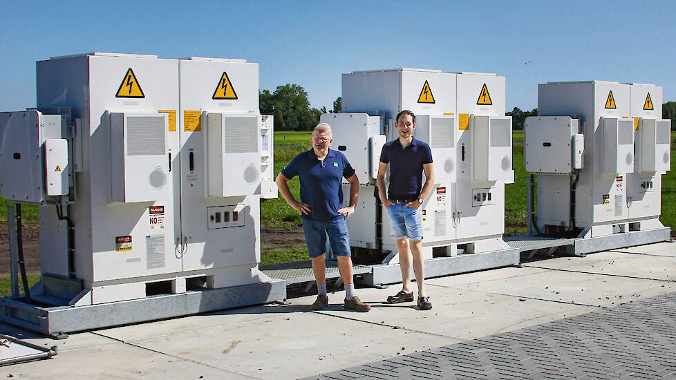 Klaas Mijnheer (l) en Pieter Post investeerden in drie accu’s voor de opslag van elektriciteit.