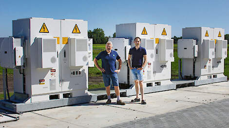 Klaas Mijnheer (l) en Pieter Post investeerden in drie accu’s voor de opslag van elektriciteit.