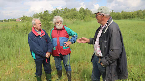 Cees de Boer (rechts) legt aan Henk Rampen (links) en Henri Prins uit hoe het natuurgebied is veranderd.