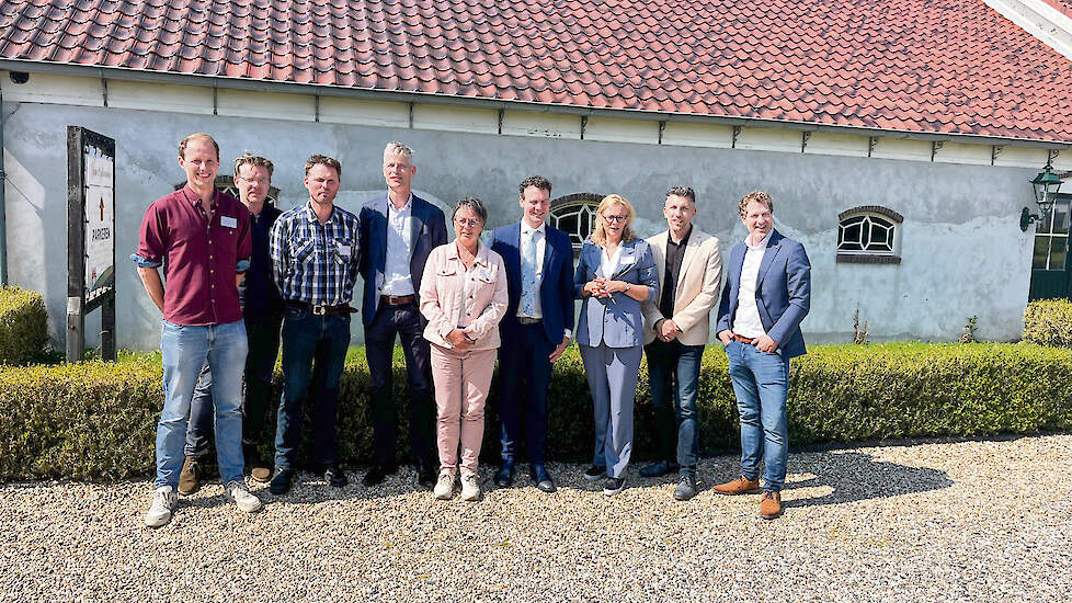 De kopstukken van Fieldlab Groene Hart. Als zesde van links Jelle Beemsterboer, daarnaast Ines de Ridder en Frank Rijkaart. Vierde van links is Cees van der Wel.