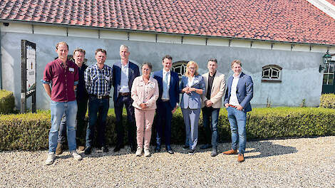 De kopstukken van Fieldlab Groene Hart. Als zesde van links Jelle Beemsterboer, daarnaast Ines de Ridder en Frank Rijkaart. Vierde van links is Cees van der Wel.