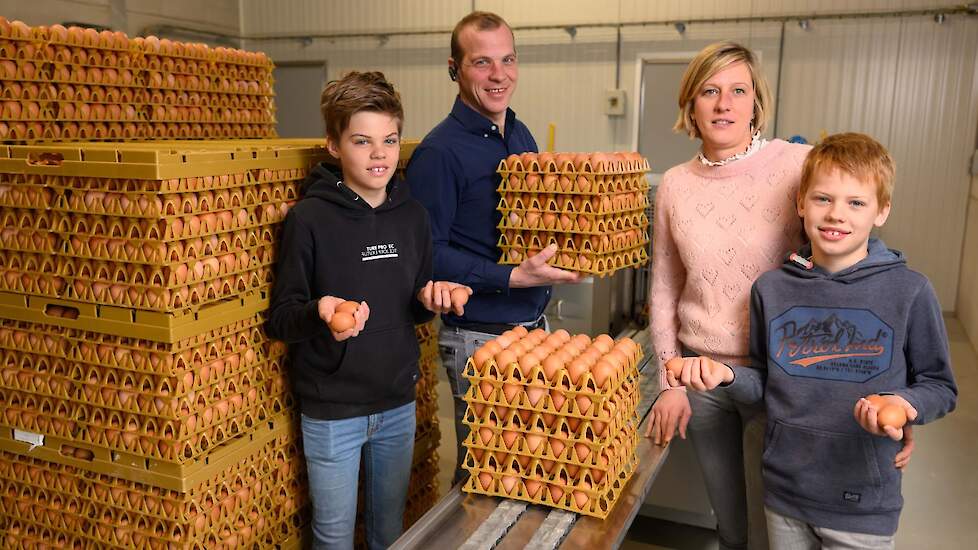 Willem-Jan en Silvie hebben door hun keuze voor het produceren van biologische eieren nog volop tijd over voor hun zonen Marcel en Maurice.