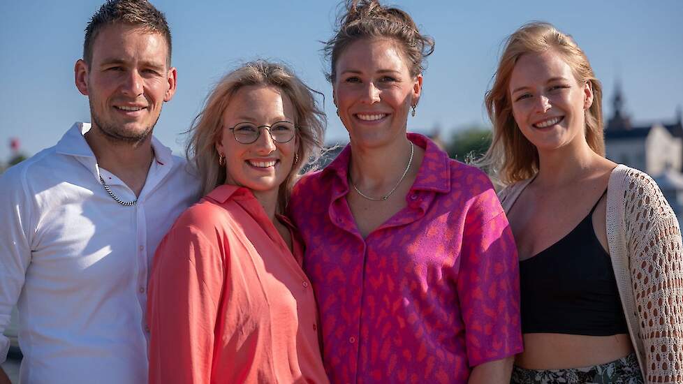 Klaas Jan, Marije en Irene Bruins (v.l.n.r.) zijn genomineerd voor het Sterkste Erf. Zus Paula (r) werkt als stewardess en is wel betrokken, maar niet werkzaam op de boerderij.