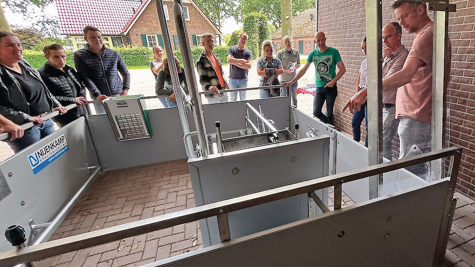 Subfokker Jarno Brummelhuis legt tijdens de roadshow uit aan de collega-varkenshouders hoe eenvoudig de vrijloopkraamhok werkt.