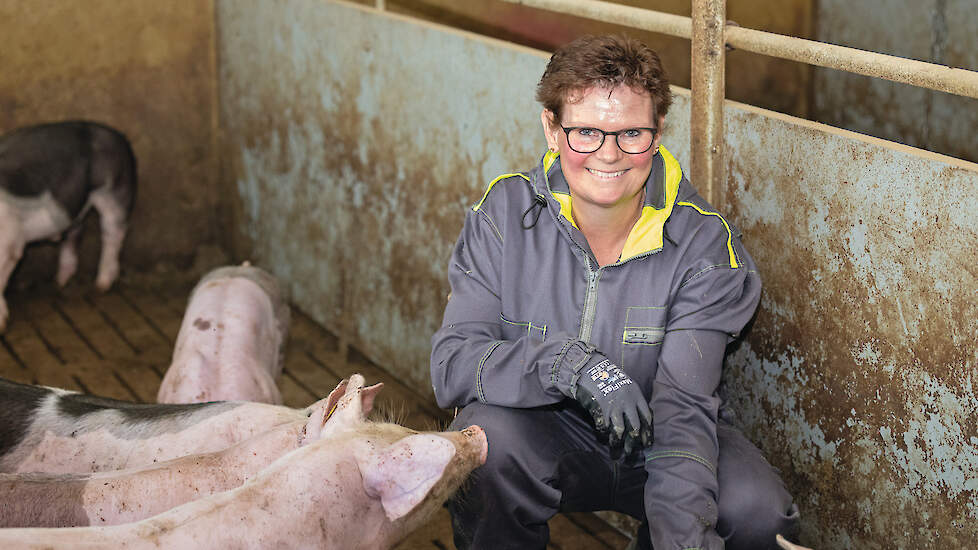 Ida Hopster ten voeten uit: met een open blik en passie voor varkens zoekt ze vanuit een gezonde dosis realisme naar manieren hoe ze haar vleesvarkensbedrijf stapje voor stapje verder kan verduurzamen.