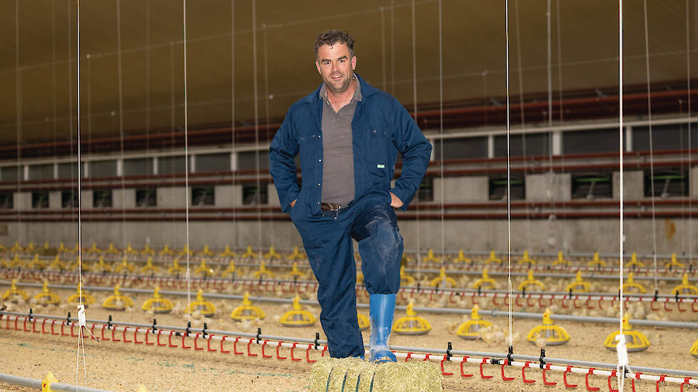 Rienk (foto) en zijn tweelingbroer Tabe Huizinga namen in maart hun nieuwste vleeskuikenstal in gebruik in Tzummarum (FR).