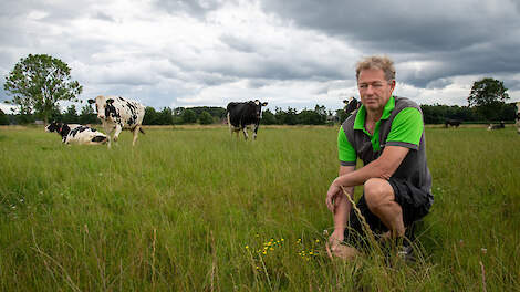 Melkveehouder Ben Apeldoorn noemt zichzelf enthousiast maar kritisch over kruidenrijk grasland.