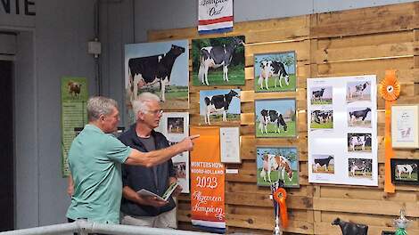 Cees Welboren en Bauke de Boer bij een deel van de 'wall of fame'.