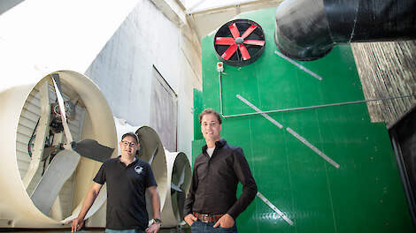 De warmtewisselaar van pluimveehouder Paul Verhoef (rechts op de foto) staat bij Bart Bartels (links op de foto) achter de stal in de stofafvangruimte, waar de ventilatoren stallucht in blazen.