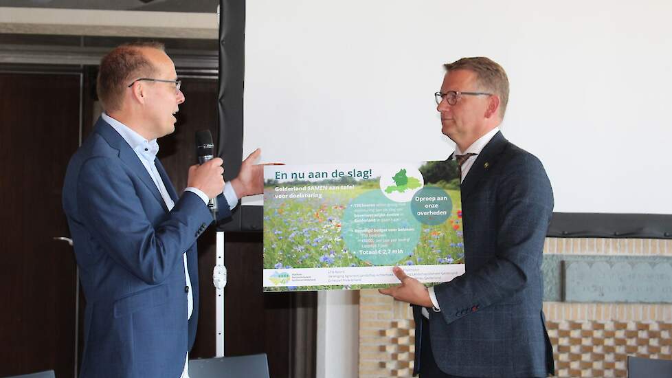 Gelders landbouwgedeputeerde Harold Zoet neemt het plan in ontvangst