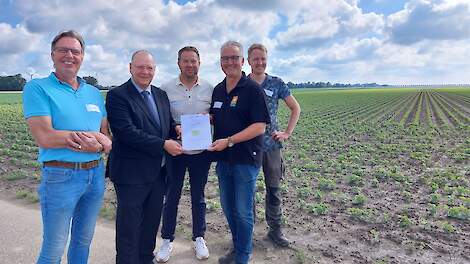 Vlnr: teler Jaco Burgers, gedeputeerde Jan Klopman en de telers Harry Schreuder, Jan Groen en Wouter Klaasse Bos.