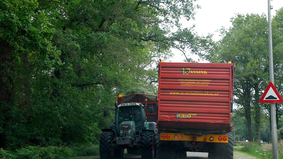 Landbouwverkeer op een willekeurige weg, ter illustratie.