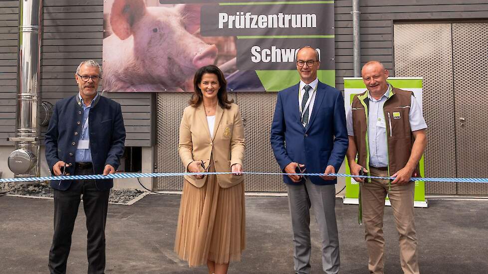 De Beierse minister van Landbouw Michaela Kaniber bij de ingebruikname van het nieuwe experimentele slachthuis in Schwarzenau.