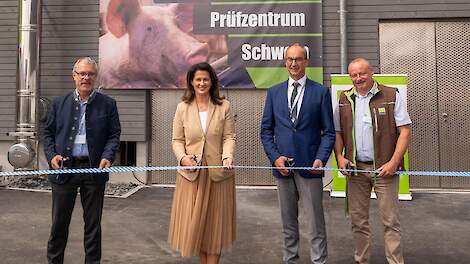 De Beierse minister van Landbouw Michaela Kaniber bij de ingebruikname van het nieuwe experimentele slachthuis in Schwarzenau.