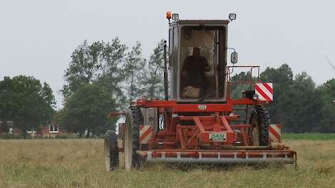 Graszaad maaien met omgebouwde WKM bietenrooier van Loonbedrijf Dam uit Wehe-den Hoorn Trekkerweb