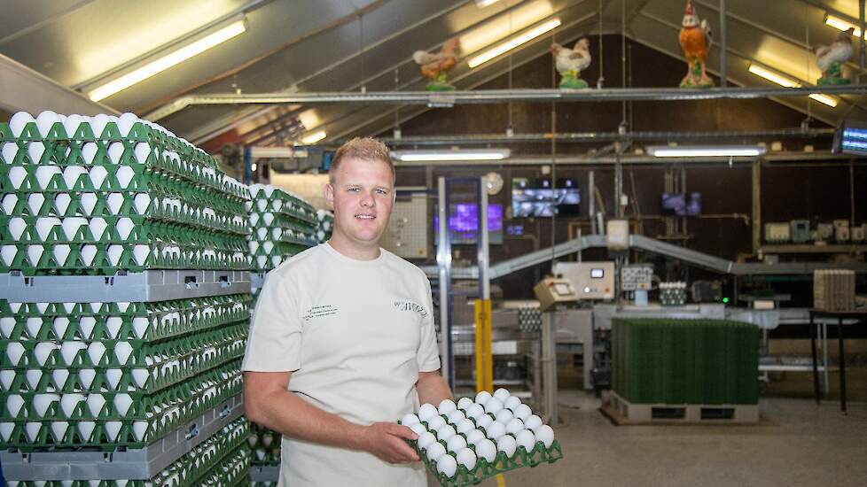 Leghennenhouder Dirk Smid (26) uit Heemserveen (OV) heeft medelijden met piekbelasters die hun bedrijf willen voortzetten.