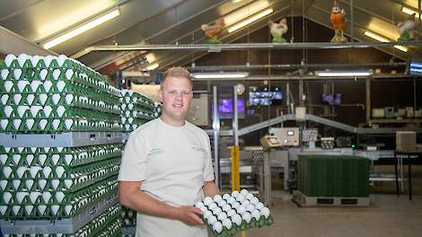 Leghennenhouder Dirk Smid (26) uit Heemserveen (OV) heeft medelijden met piekbelasters die hun bedrijf willen voortzetten.