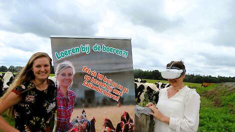 Links Roxan Haarman, rechts met VR-bril Hedwig Haarman in Heeten.