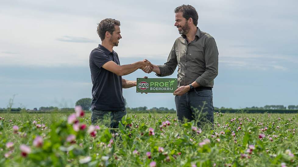 Biologisch akkerbouwer Johannes Straver (links) en Joachim Nieuwhoff.