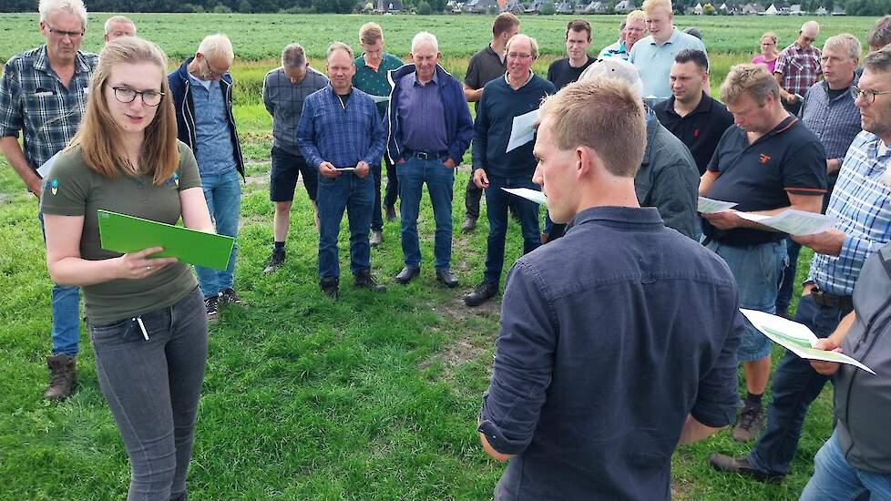 Veel belangstelling van telers bij de velddemo. Links op de foto HLB-onderzoeker Anke ter Horst.