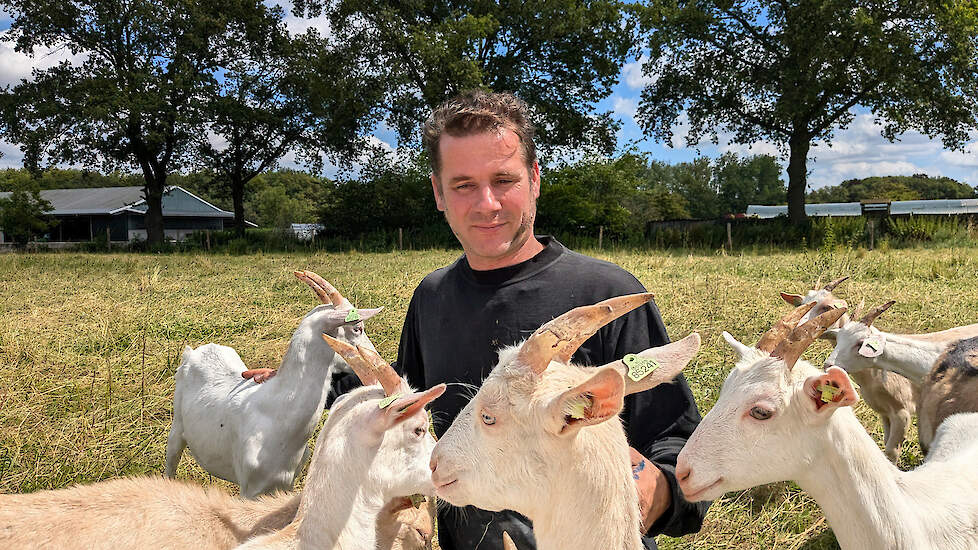 Jan Wanders tussen de lammeren. Het is mogelijk dat de uitleg van zijn pachtcontract door BIJ12 voor veel boeren gevolgen zal krijgen.