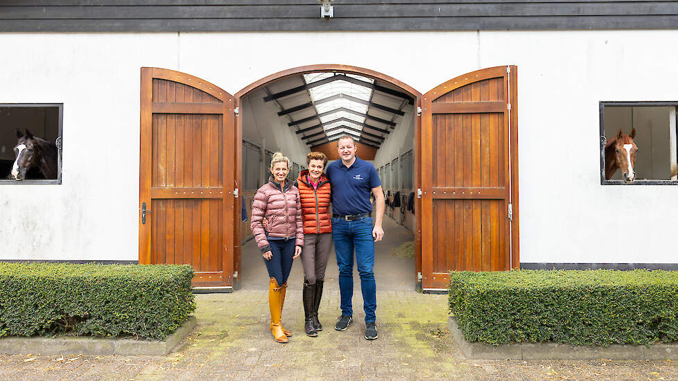 Marlies, Coby en Arie junior van Baalen voor de paardenhouderij in Brakel (GD)