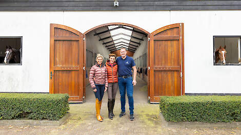 Marlies, Coby en Arie junior van Baalen voor de paardenhouderij in Brakel (GD)