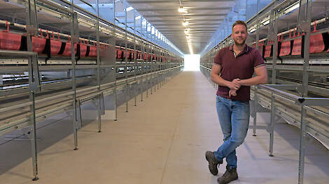 Edward Nijk (foto) en Ron Verdel bouwden een nieuwe stal voor 12.000 biologische leghennen.