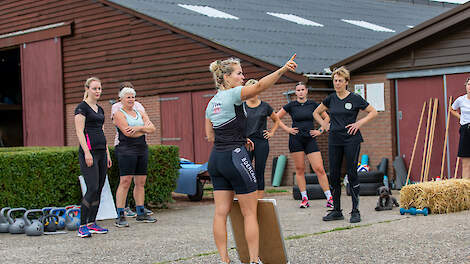 Janneke Huisman geeft sinds 2021 sportlessen op het boerenbedrijf. Binnenkort wordt de jongveestal omgebouwd tot bootcampstal.