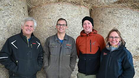 Tom en Tycho Saat, Daniel Schuylenburg en Tineke van den Berg van De Stadsboerderij Almere verkopen met succes vlees van eigen koeien via de boerenmarkt naast de afzet van akkerbouwproducten via de groothandel. Foto Geertje Schlaman