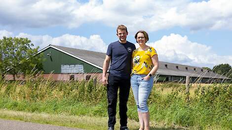 Roel en zijn vrouw Liesbeth Hakvoort voor hun zeugenstal in het Achterhoekse Keijenborg.