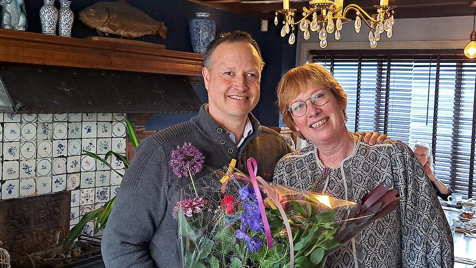 Mark Neesen ontvangt bloemen van penningmeester Gerdien Boerma