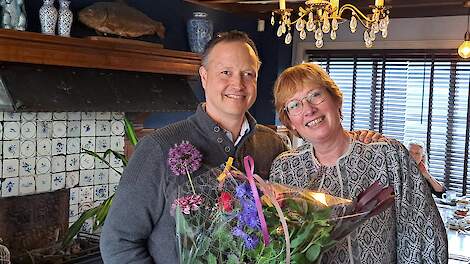 Mark Neesen ontvangt bloemen van penningmeester Gerdien Boerma