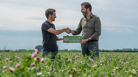 Johannes Straver (l) en Joachim Nieuwhoff bezegelen hun samenwerking.